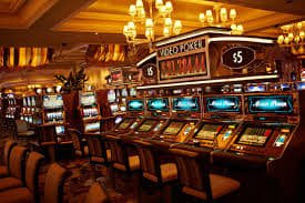 Người chơi trải nghiệm Live Casino và Slot Online tại fly8 trên điện thoại di động